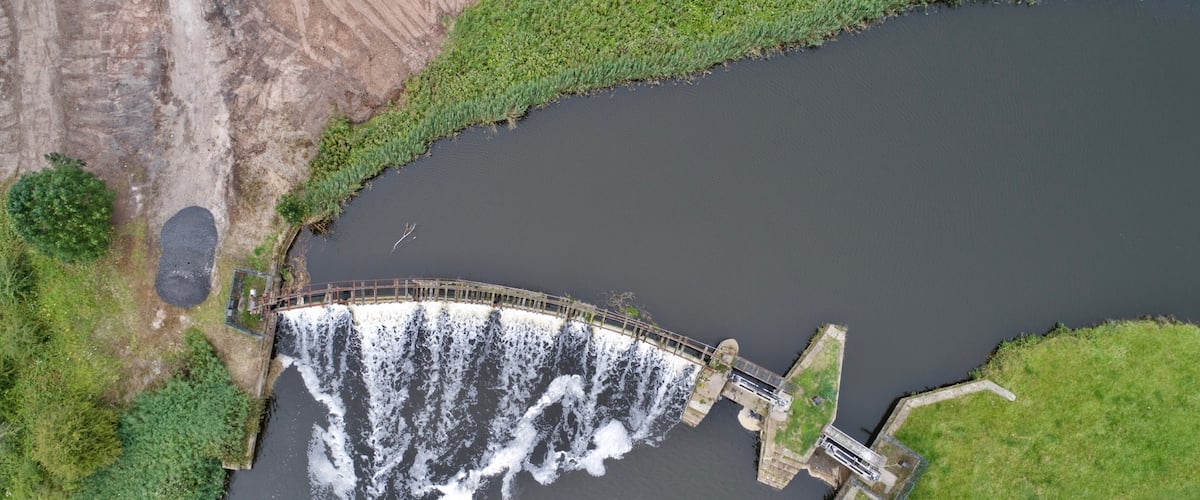 Disused weir. Situated on the river Weaver just outside of Frodsham. Down from the Sutton Weaver swing bridge.
