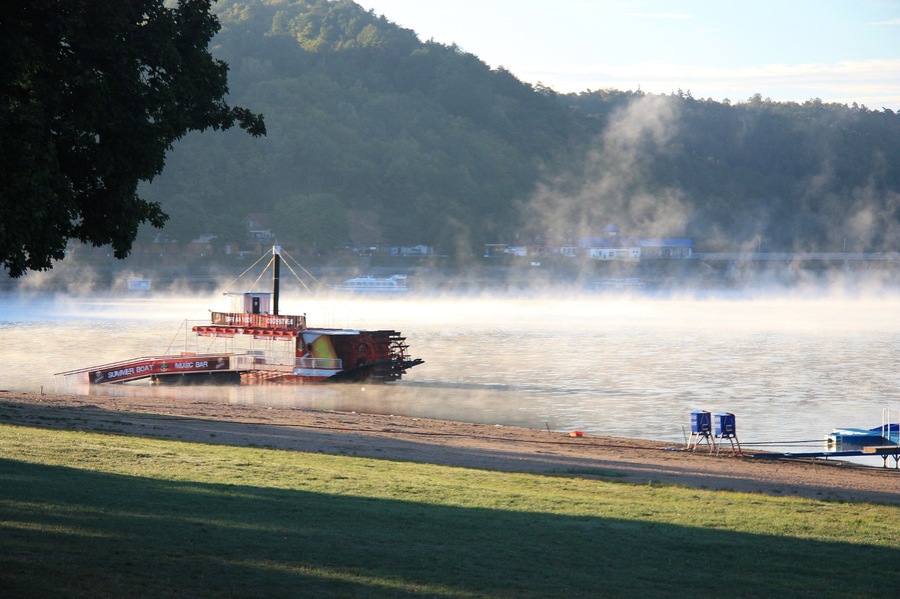 Morning mist on the Lake.
Vranovská přehrada.
The water reservoir of Vranov (also the Vranov Dam) was built on the river Dyje river near the town of Vranov nad Dyjí in the years 1930-1933. the dam is 60 m high and in length 292 m resulting from the dam is about 30 km long and extends below the Bítov Castle in the Valley Želetavky. By area is the tenth largest in the Czech Republic. The dam is used in addition to the energy and water supply tasks for recreation. Recreation centers are concentrated in the area of Vranov nad Dyjí, Bítov and Podhradí nad Dyjí.
The different Camping sites Are Vranov and Bitov, Vranov Plaz is more suitable for Teeners & Adults because of the Discotheque and many Bars, Bistro's internet cafe, Hotel facilities like massage, sport equipment and restaurants.
http://www.vranovska-plaz.cz/en/
Camp Bitov suitable for Families with little children, swimming pools with playgrounds around.
http://www.camp-bitov.cz/
However both Camping sites are low budget and reachable by ferry boat who are scheduled every our and also the three Castles at the lake as the villages.
http://www.lodnidopravavranov.cz/