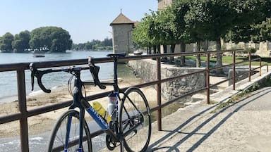 Lac Léman (Lake Geneva) is great for road cycling. You can do the tour around the lake (180km) or less... there are lots of beautiful spots! If you fancy some hills, you’ll find them nearby too. And after you ride you can take a bath in the lake. Perfect! 
#lacleman #cyclingaroundthelake #lifeatexpedia #roadbiking