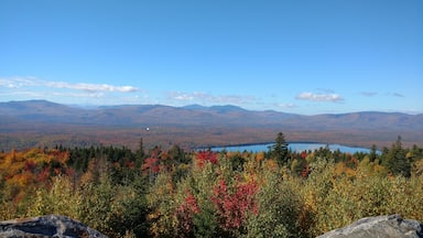The best views always come from the top! 
#maine #tourism #mountains #hiking #foliage #fall #vacationland
