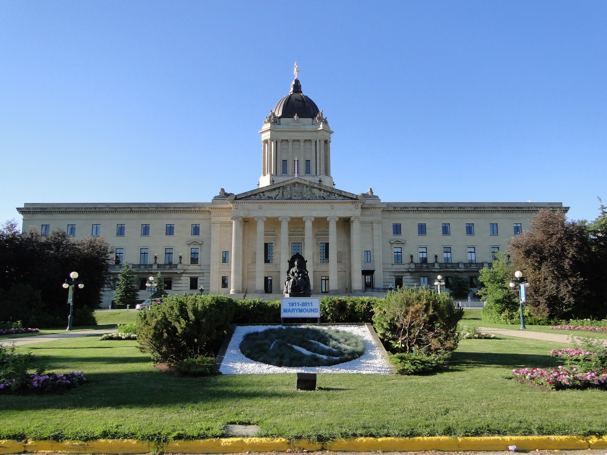 Passing through Winnipeg stopped to get a quick picture of the legislative building.