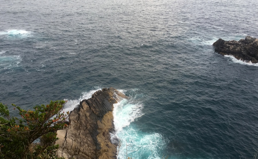Capable of going immediately from Shikoku hallowed ground No. 38 No. Fudasho, is Cape southwest of Shikoku. This sea is Pacific Ocean,
If multi-you fall, you die.
However, it is very beautiful place. Unfortunately when I arrived in the evening, I was a little cloudy.
Here is also famous for the typhoon to frequently pass. When it is approaching the Japanese TV station will relay the status of the waves and wind and rain from here.