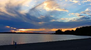 Always a fantastic sunset at this beach on the Ottawa River.  Apparently, environmental conditions in the Ottawa Valley produce great colours!
#goldenhour