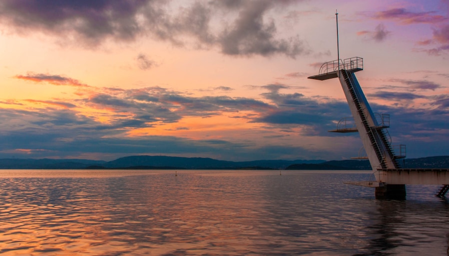Ingierstrand, a popular beach 15 km or so southeast of the city centre in Oslo. You can get there by bus or by car. The highest level on this diving platform is 10 m. It's also a great place for cod fishing.
