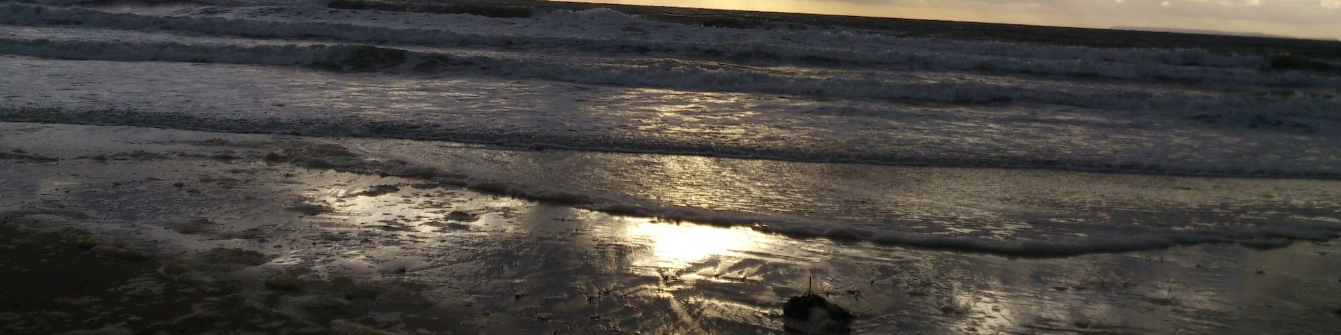Croyde Bay is one of my favourite beaches in Devon, great for walking along, watching surfers and catching the afternoon sun. 
An award winning beach with toilet facilities, cafe, surf hire, car park and bus stop! 
#GoldenHour
#Waterlust