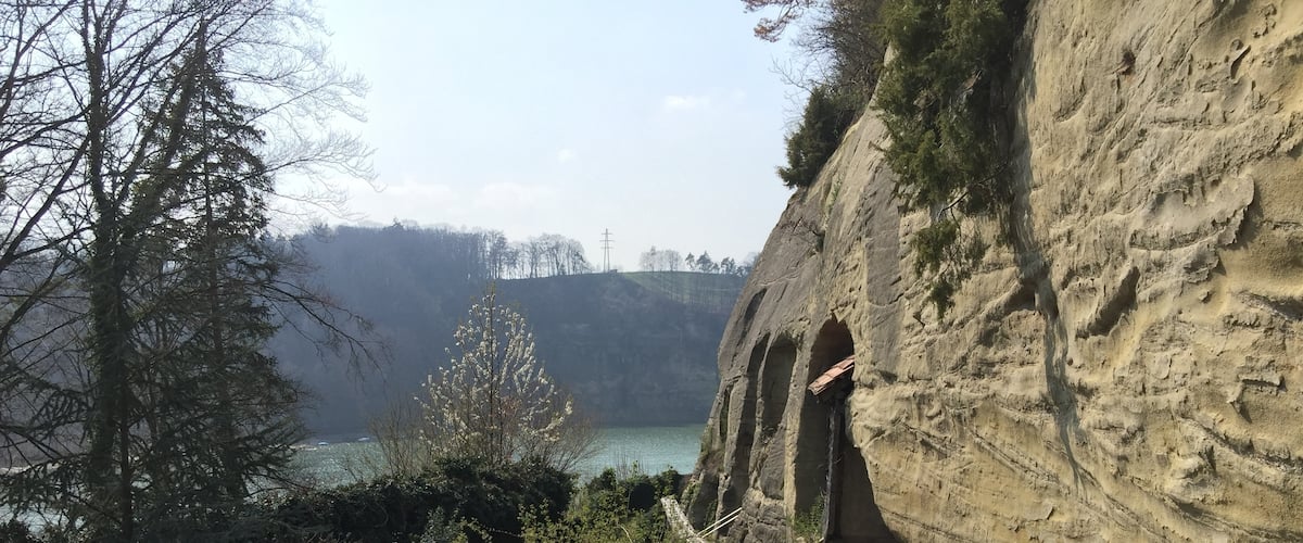 Die Magdalena-Einsiedelei in Räsch bei Düdingen ist in den Felswänden über dem Schiffenen-Stausee eingegraben. Sie besteht aus verschiedenen Räumen mit einer Gesamtlänge von 120m.