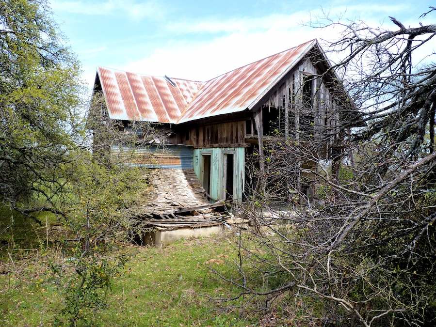 Dilapidated house near Black Creek Lake.#findingtheuniverse