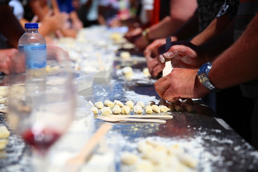 During the King Valley Wine Festival in Victoria, all the wineries in the pittoresk, almost Italian valley open their doors to the public. Taste the new and the best wines, combined with very tasty local food, which you might have just made yourself!
This is a gnocchi rolling competition at one of the wineries.
#FoodieFinds
#springfun