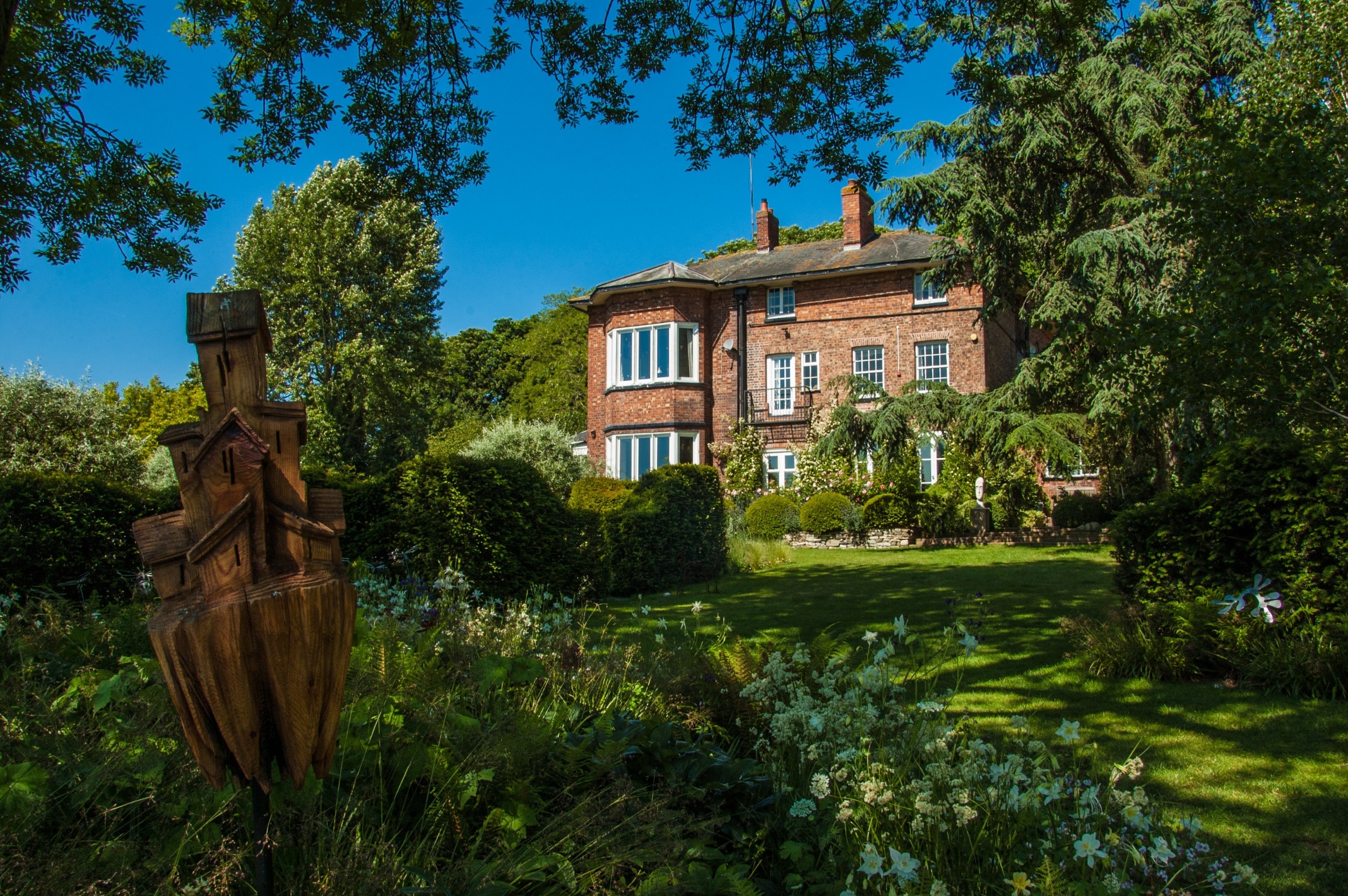 A privately-owned house and garden sculptures close to Tewkesbury. The Affordable Garden Art Exhibition showcases the work of many local sculptors with more than 80 exhibits in a wide range of media.
http://www.visittewkesbury.info/whats-on/showborough-house-sculpture-garden/
More Showborough shots here https://www.flickr.com/photos/wychepics/albums/72157684247078146