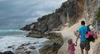 We found this gorgeous walkway at the bottom of the Sculpture Park in Isla Mujeres. It's a gorgeous little walk, but watch out for the spray! The Sculpture park is at the southernmost point of Isla Mujeres. #BarefootPDC

See more at http://www.thebarefootnomad.com/mexico/isla-mujeres/