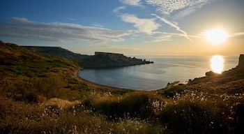 This place does get busy during the summer, but hike to the end of the cliff, and you will find another more secluded beach!  #lifeatexpedia #traveltips #beach #summer #bvsblue