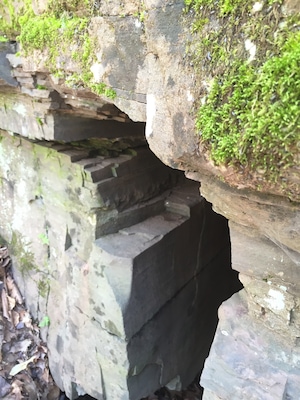 Cool rock #patterns of a tiny cave (emphasis on tiny) in Collegeville, PA! Right off a nice hiking trail!