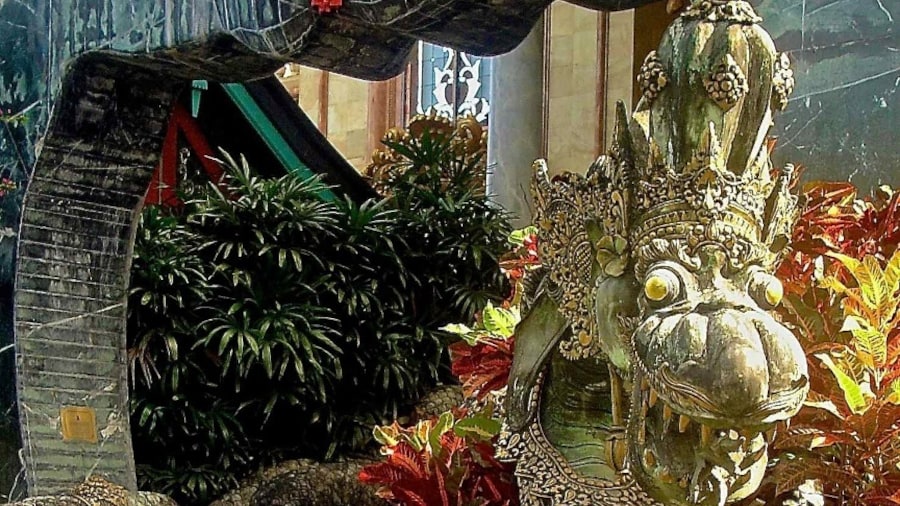 Just imagine coming home after work being greeted by this serpent at the foot of the stairs. It does give fright vibes right? Antonio Blanco is responsible for most of the sculpture and design of his mansion home turned Museum in Ubud, Bali Indonesia.