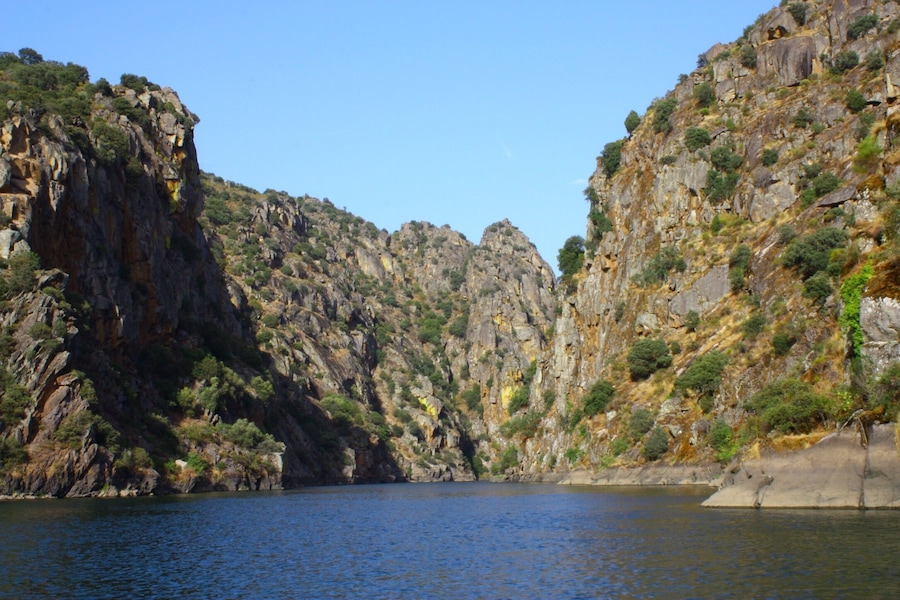 Pick a boat in a small town Bemposta for a 2,5hrs trip along Rio Douro (Douro River). The left side of the river is Portugal, the right one is Spain.
Besides the beautiful and sharp mountains edges, wild fauna can be seen.
Portugal
