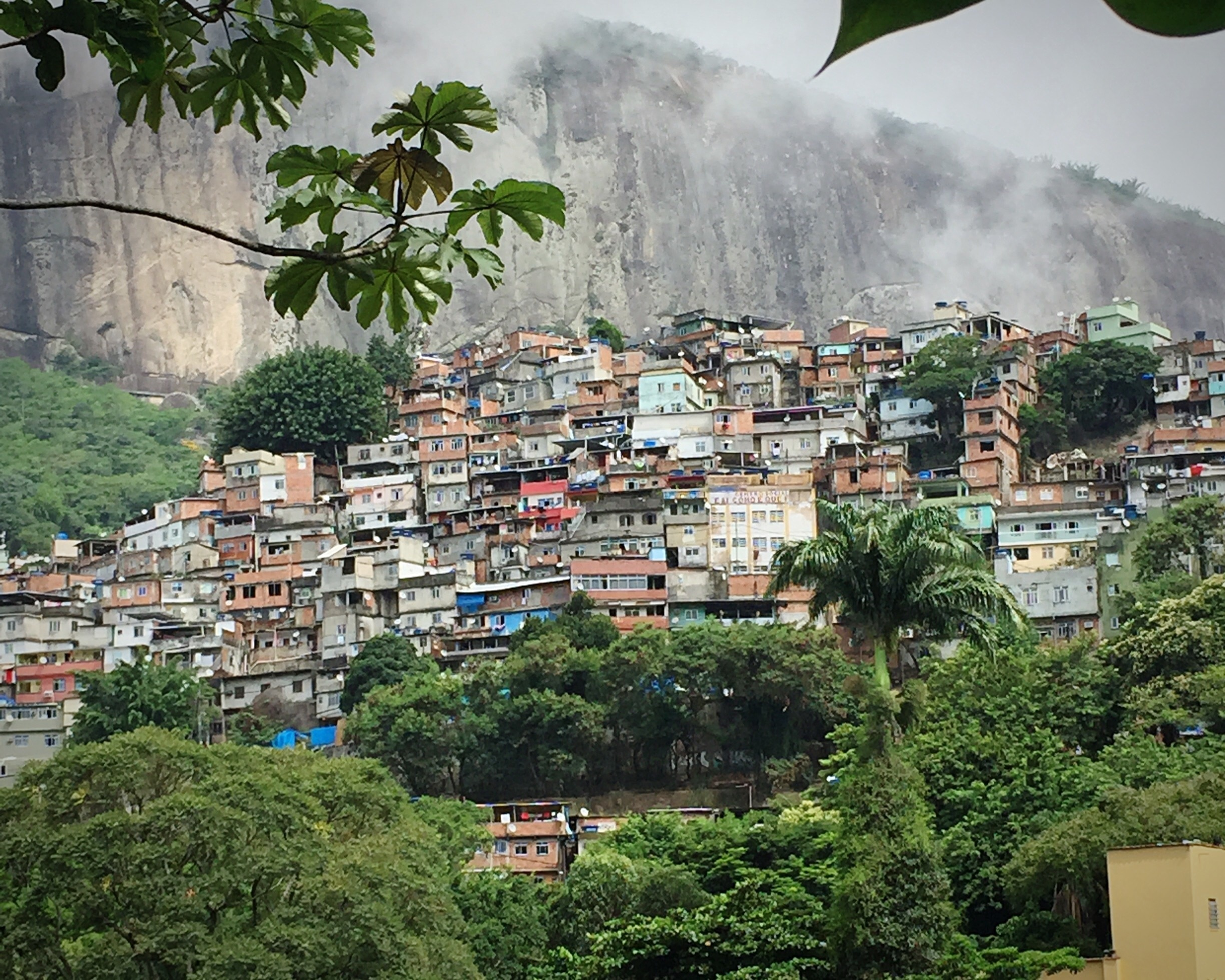 Fotografia Rio de Janeiro downtown and favela su