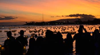 Each year on Memorial Day, O'ahu hosts a beautiful event called the Lantern Floating Festival, held at Ala Moana Beach Park. If you don't mind the crowds of people, this is a moving and emotional experience. People write messages on personal lanterns and float them out to sea