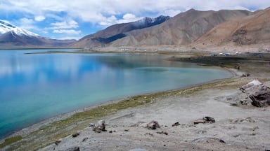 This part of the journey is from Kashi towards Pakistan southwest bound. Lots of snow peaked mountains and lakes. Very scenic. An unexplored part of China mostly as it is nearly to Tajikistan and Pakistan rather than major cities in China.

#ontheroad