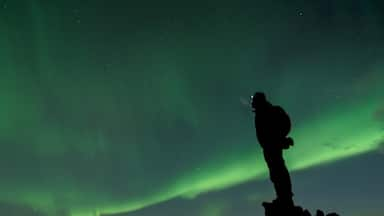 Seeing Aurora Borealis should be on everyones #bucketlist, it is one of the craziest phenomena I have ever witnessed. Visiting Iceland you have a window of time to see the #northernlights dance across the sky, out of our 10 day trip we were lucky enough to see them in their full glory on the last night. This campsite was a great place to stay and explore the nearby areas while watching the lights. #lifeatexpediagroup