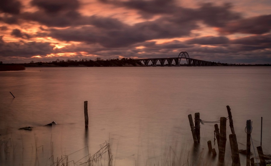 I was expecting a better sunrise this morning, but although there were too many clouds, and it was very cold and windy, this shot came out OK.