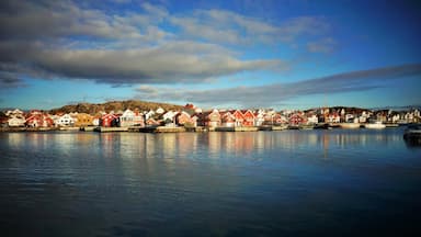Fishing village on the south west coast of Sweden. Red wooden houses and fishing boats everywhere. #skärhann #sweden #scandinavia #sea #fishingvillage