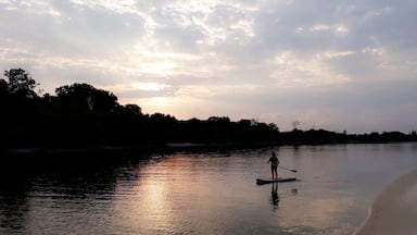 #Tb to this summer in Gabon. 
Love this beautiful Island called “Pointe Denis” where you can enjoy the sunset over the river and the sunrise over the estuary. 

From Gabon with love 🧡 🌍 🇬🇦

#Africa #Gabon #Photography #Sunset #River #Paddling