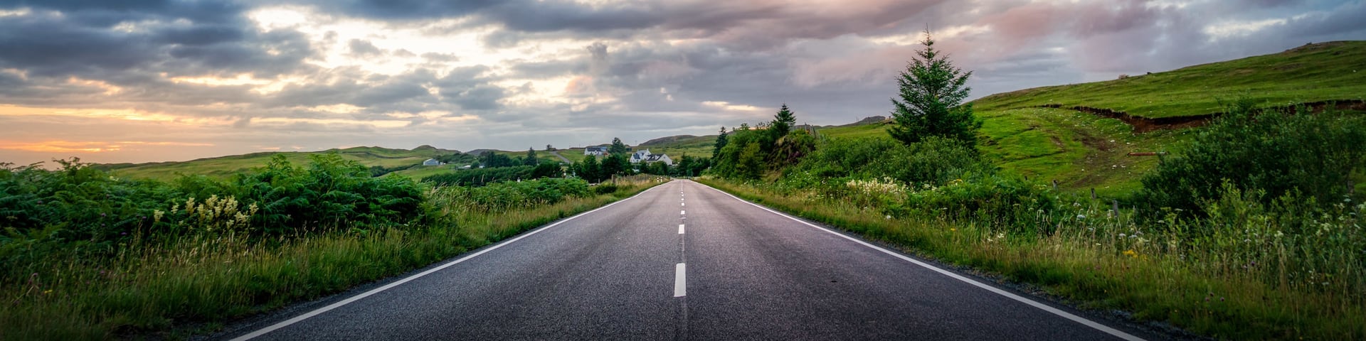 Driving on the beautiful Isle of Skye in Scottish highlands can be challenging with the number of single track roads, but also a lot of fun and excitement as nature choose to end the day in a breathtaking style like in this case near the Kensaleyere village on the north of the island. #perspectives