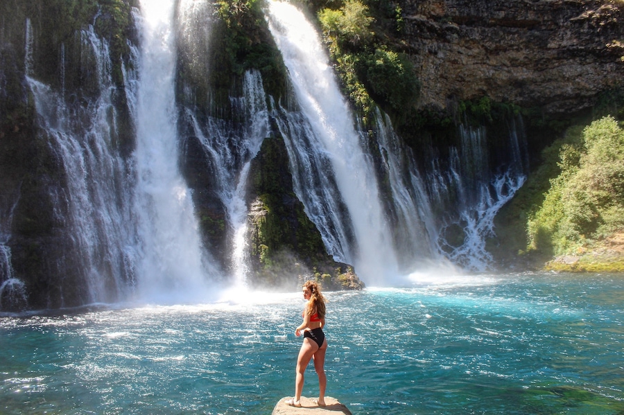 Super easy access to the falls. Easy to manage with sandals but I would suggest real shoes with the dirt and MANY rocks! Day pass is $10
8•4•19