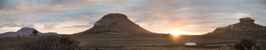This place was just wonderful to wake up to. The sand stone type mountains with the sun rising just behind it early in the morning. People don't normally stop just outside Fouriesburg but there missing out.#BvSApplication
