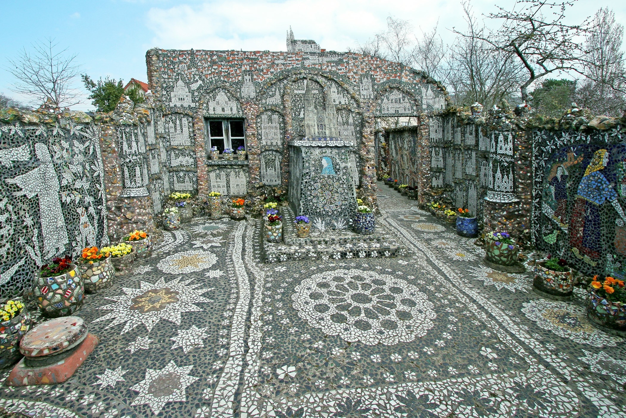 April 2006

La Maison Picassiette an amazing mosaic house in Chatres, France.