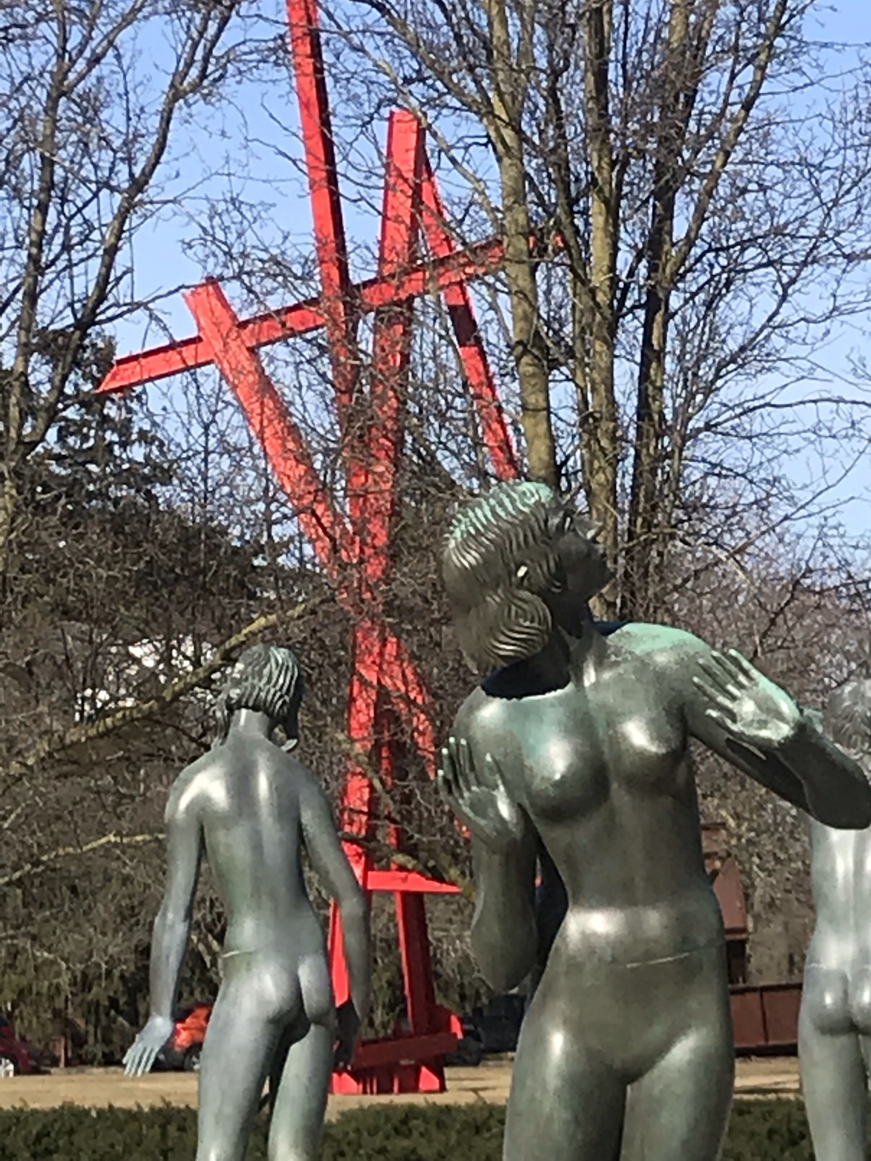 Modern meets traditional, sculptures by #CarlMilles and #MarkDiSuvero
#culture
