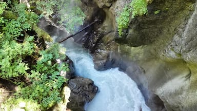 This waterfall called Pochtechessel was a great discovery on the hike to Adelboden.