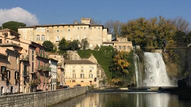 Isola del Liri, a town in the region of Lazio, is a little-known gem. The main attractions here are the castle and the waterfalls. 