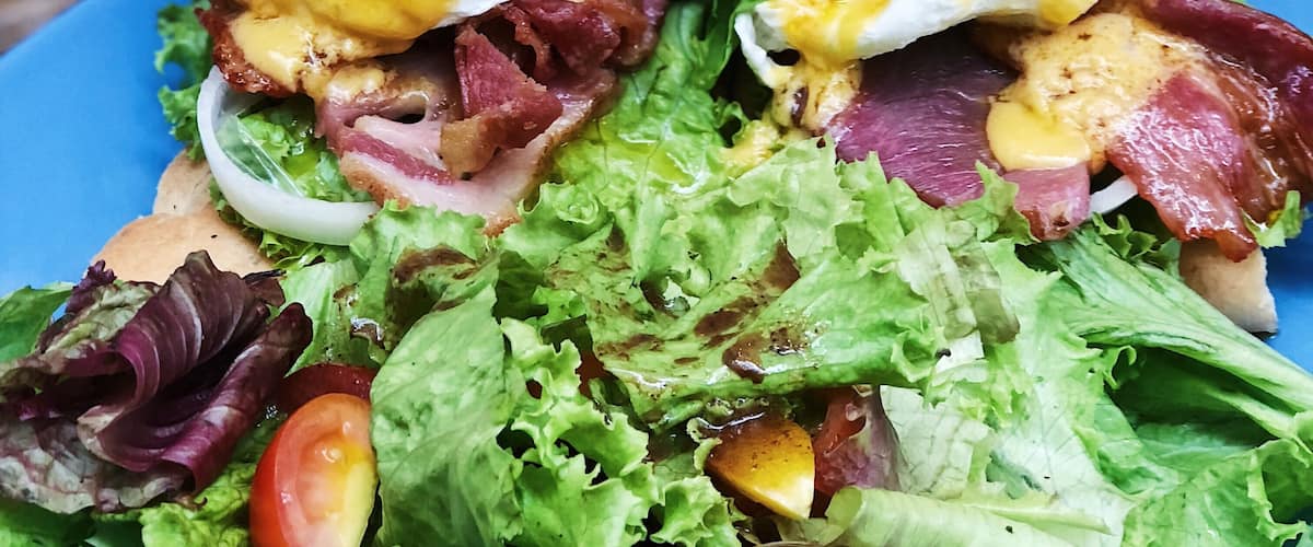 Flossoms' Big Benedict consists of smoked gourmet ham, country bacon, poached eggs with their signature hollandaise sauce, and lots of greens! So yum, I can have these all day! Who says you can't eat breakfast food for dinner? 😏 #TroverFoodies