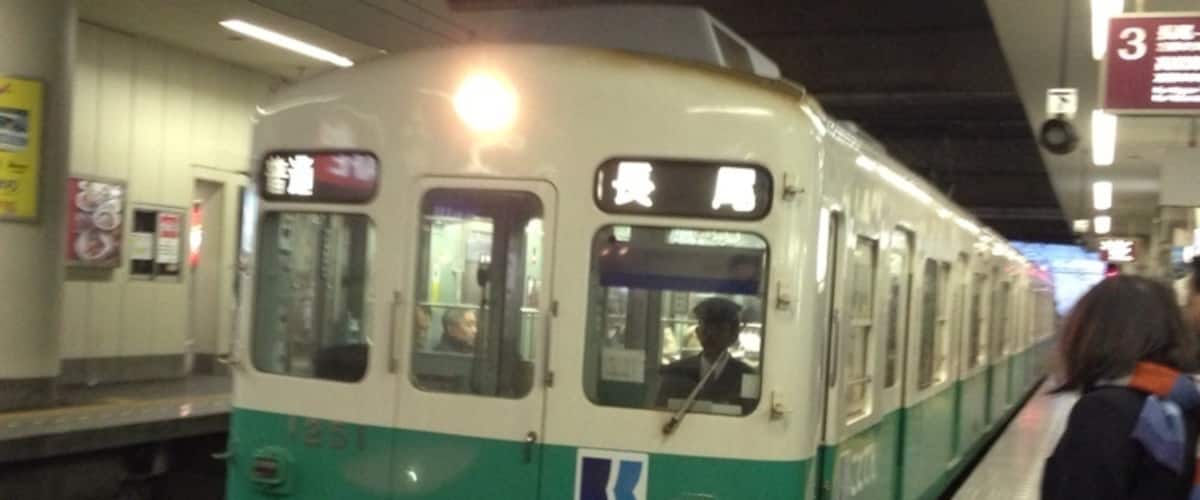 Is full of people waiting for the train in order to go home. Although they sell donuts at the station, there was a display on electronic billboards coming soon as the train, I went straight to the platform. #kotoden
