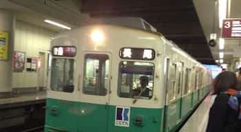 Is full of people waiting for the train in order to go home. Although they sell donuts at the station, there was a display on electronic billboards coming soon as the train, I went straight to the platform. #kotoden