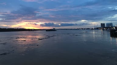 🌅 The appx. 563km Rajang river, Sibu city, the longest river in Sarawak #sarawak #malaysia #sibutown #sunset #troveon #bluesky #Rajang #river
