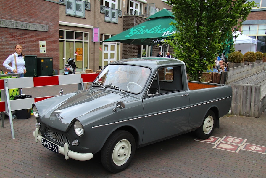 Oldtimerday at Zoetermeer This event in and around the village street is started small but has grown into a fun day out for the whole family and especially for the lovers of cultural heritage.
Every year there is a different theme. For example, assistance in the past, farm, the roof off and different country themes including Italy, England and Germany.