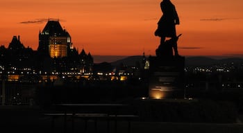 The statue that stands on the terrace is that of François Gaston, knight of Lévis. This is a replica of the bronze found on the facade of the Hôtel du Parlement in Quebec City.