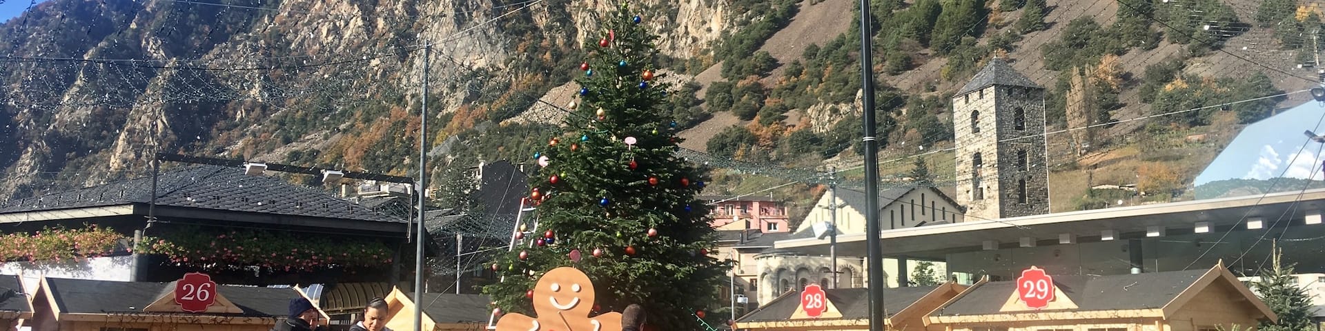 Bon Nadal Andorra la Vella! Folks in the highest capital city in Europe gear up for the opening of the Christmas Market this weekend: https://wp.me/p7CVI8-1Iw
#ChristmasMarket #BonNadal #Andorra #AndorraLaVella #Pyrenees