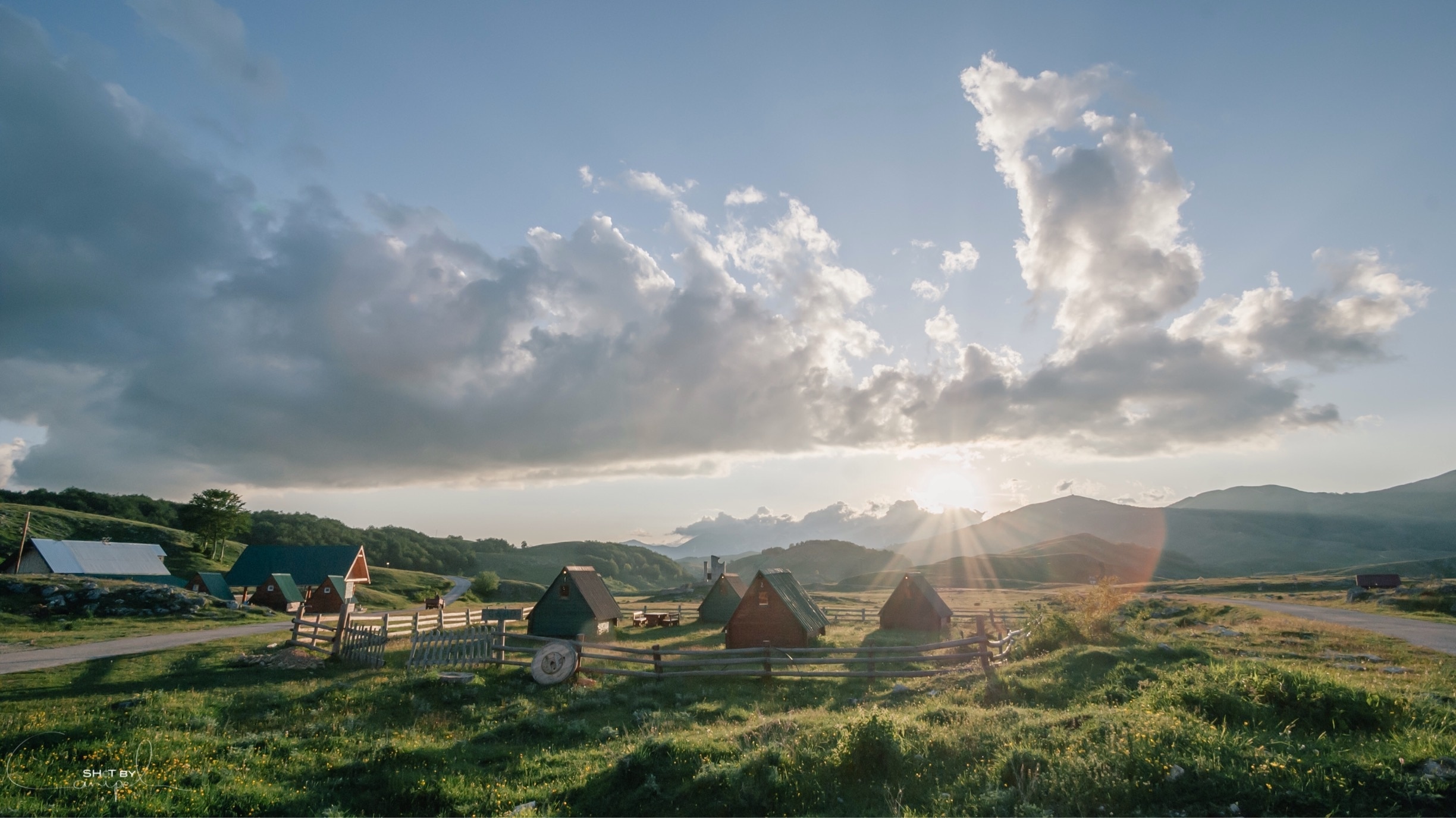 Charming campsite in the middle of the Durmitor National Park. Very peaceful and relaxing. Just enjoy nature at its best! Love this place! #trover #montenegro #durmitor #roadtrip #nationalpark