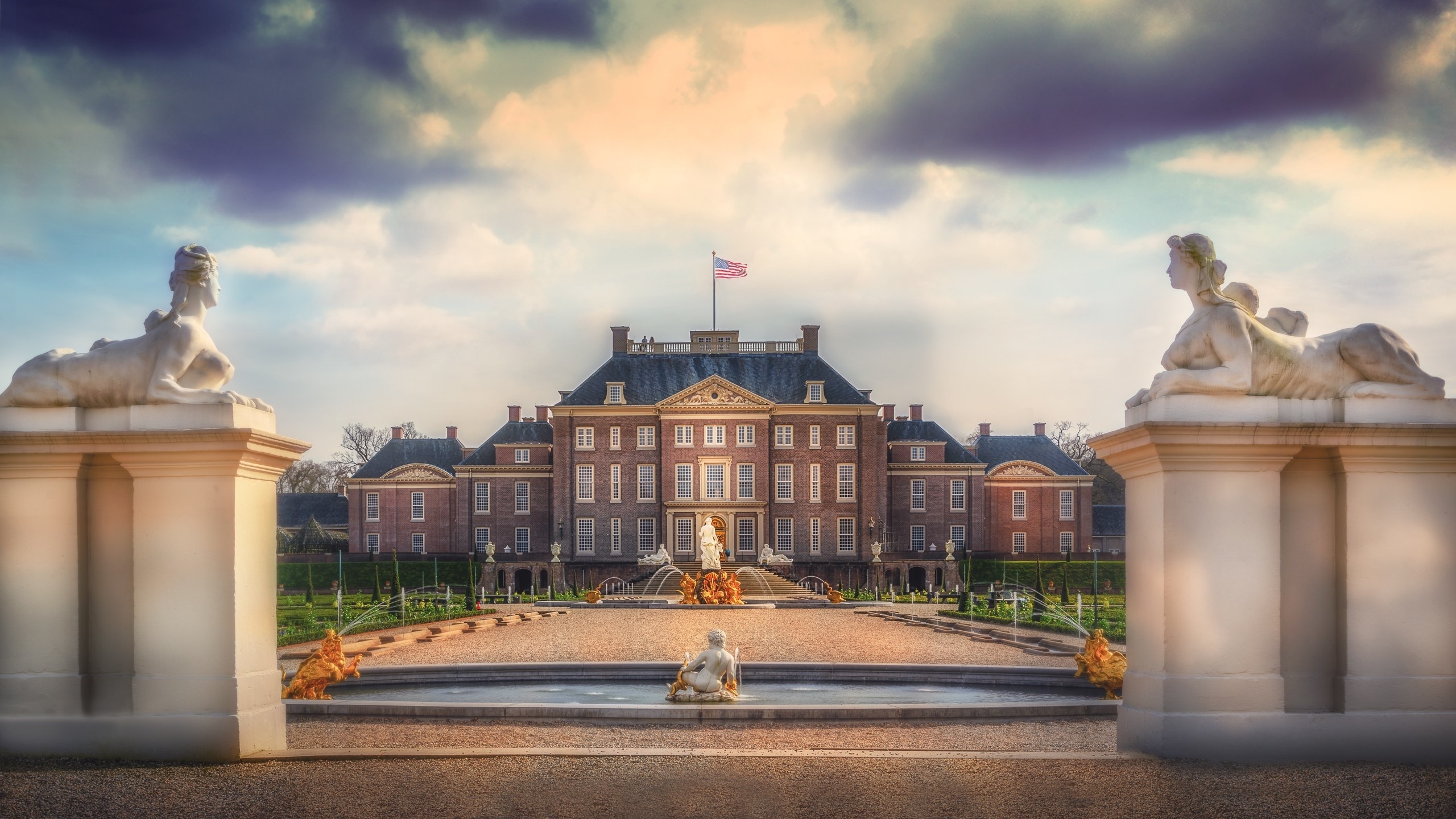 The gardens of Paleis Het Loo are fully restored and look like the Baroque Dutch garden in the time of the first residents.
