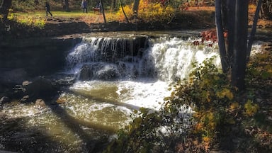 Be sure to walk the path down below to get up close and personal to the big falls, dip your toes in the water, and explore the cool sandstone formations! #minnesota #waterfalls