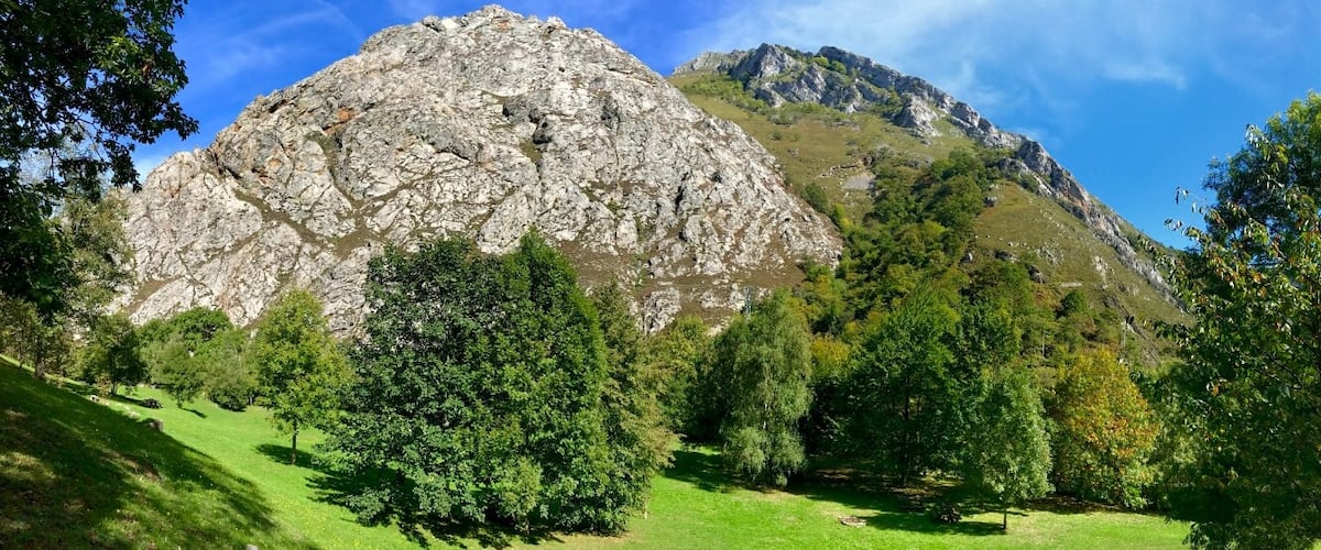 Mountains in front of the resort of Mestas de Ponga (Mestes de Ponga, in the Asturian language)