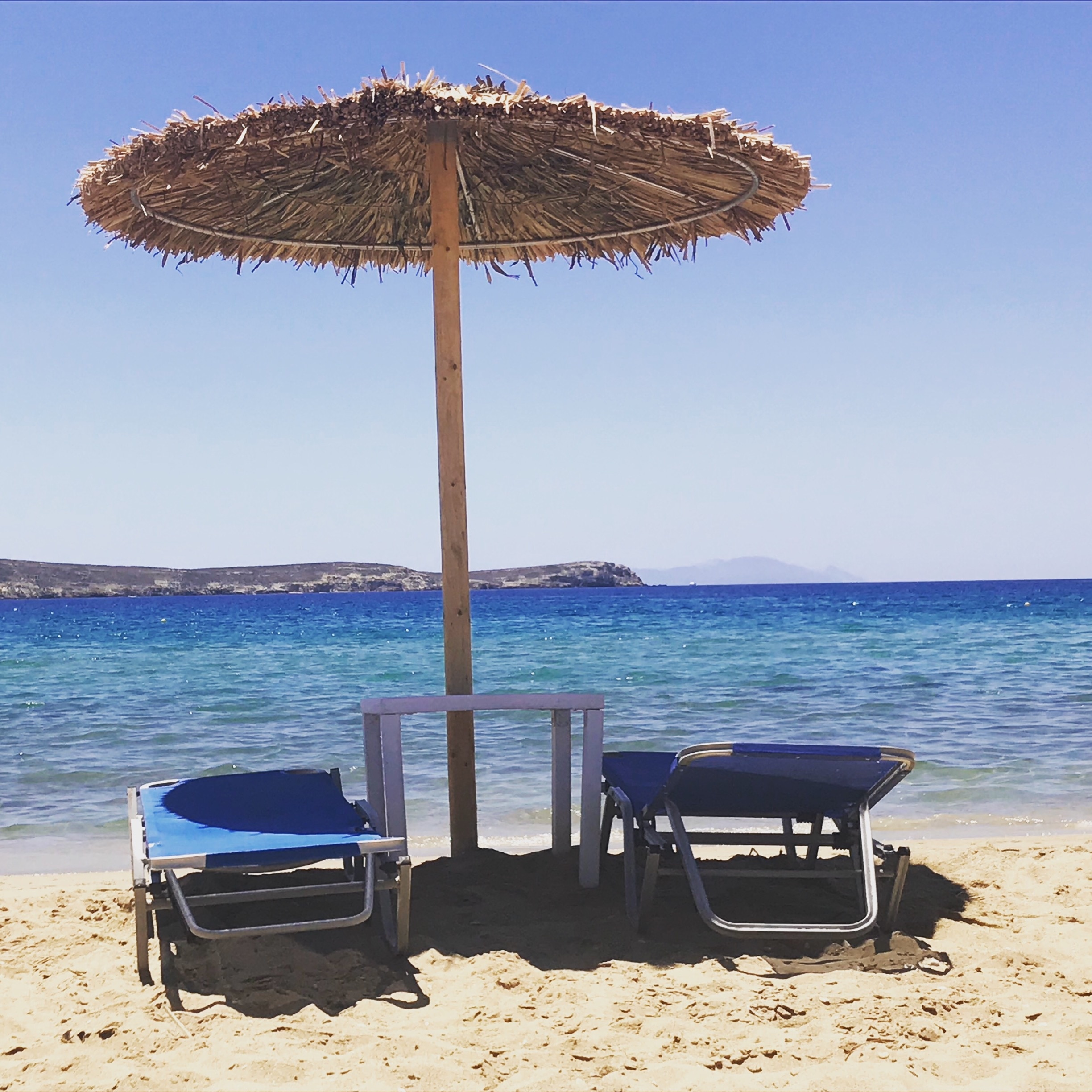 Golden Beach on the island of Paros, Greece. Big, long stretch of Beach with soft golden sand. There are big rocks in the ocean so be careful when you walk in. Water is clear so you can see down to the ocean floor. #paros #greece #beach #goldenbeach