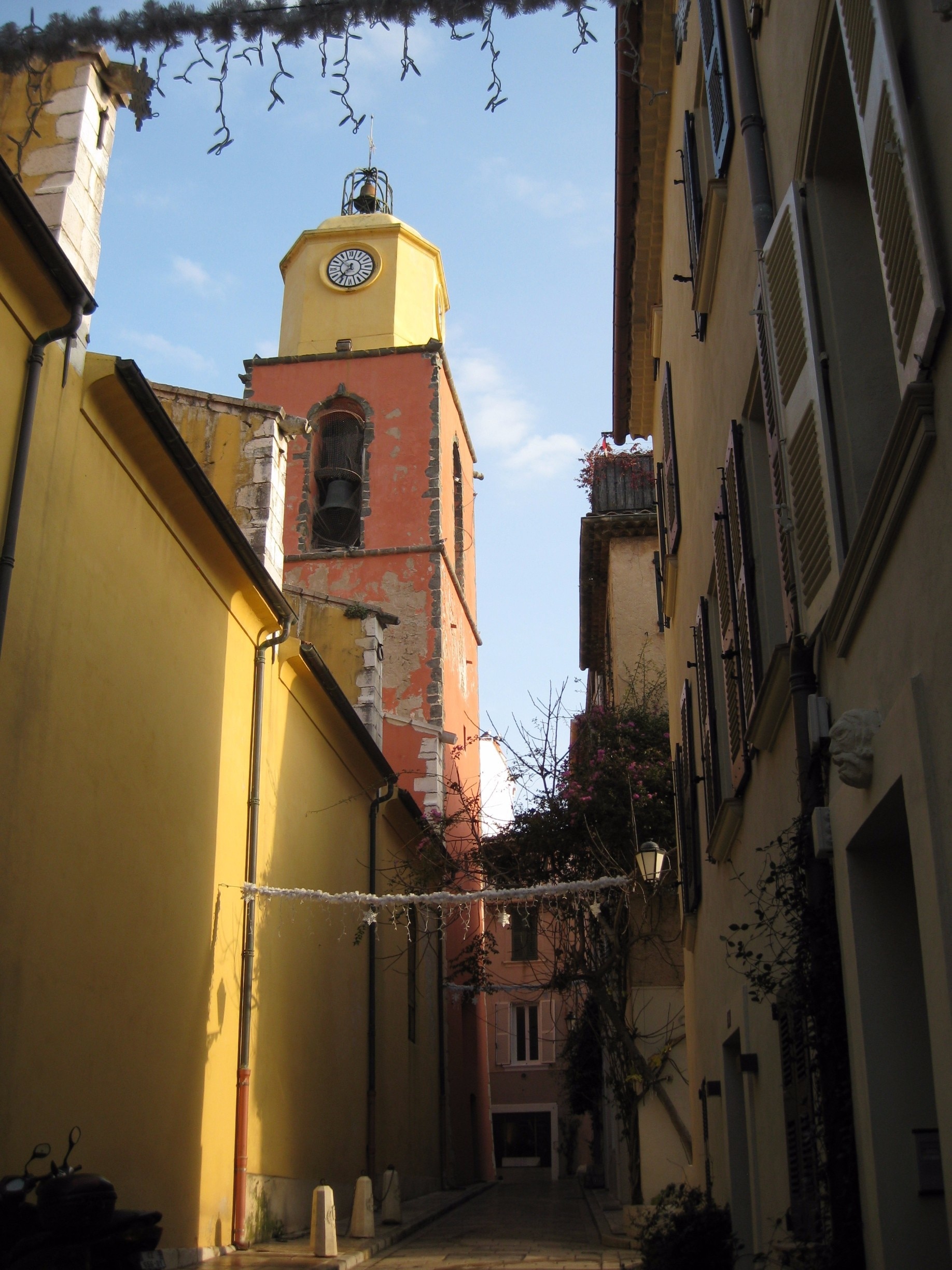 Walking the streets to the church topped with a bell tower which can be seen from the port.
-2015