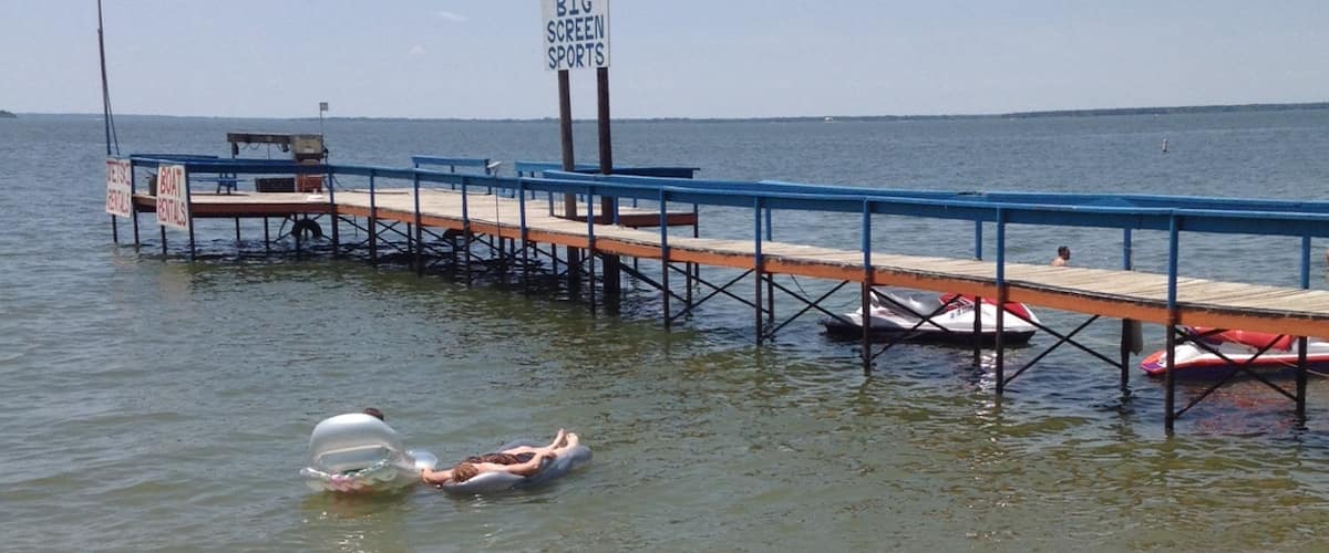Great stop for a jump in the lake, cold beer and live entertainment!  Access by land or boat, super friendly owners welcome you with open arms!  Hidden Treasure!