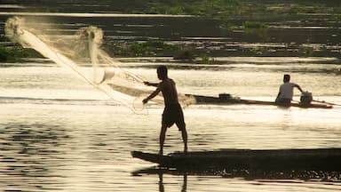 Fisherman looking for his first catch of the day.  Mun River, Phibun Mangsahan, Ubon Ratchathani, Thailand.

#thailand #landofsmiles #thisisisan