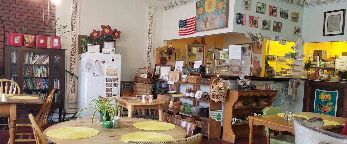 Eclectic little vegan and GF cafe. Good food.