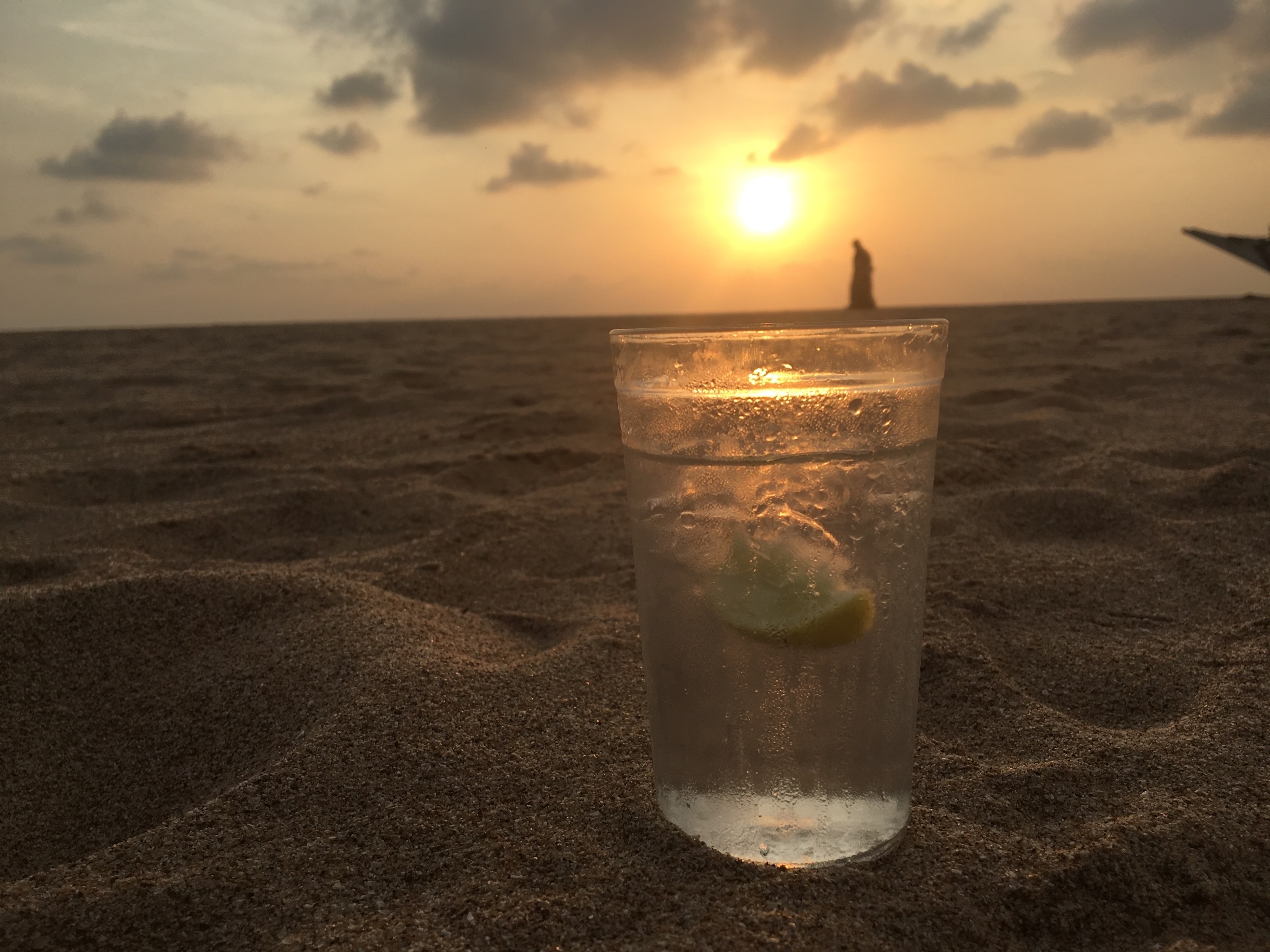 Making love to my Gin n tonic at sunset 🌅 

#travelsrilanka #beautifulsunsets #nofiler #sun #sand #sea