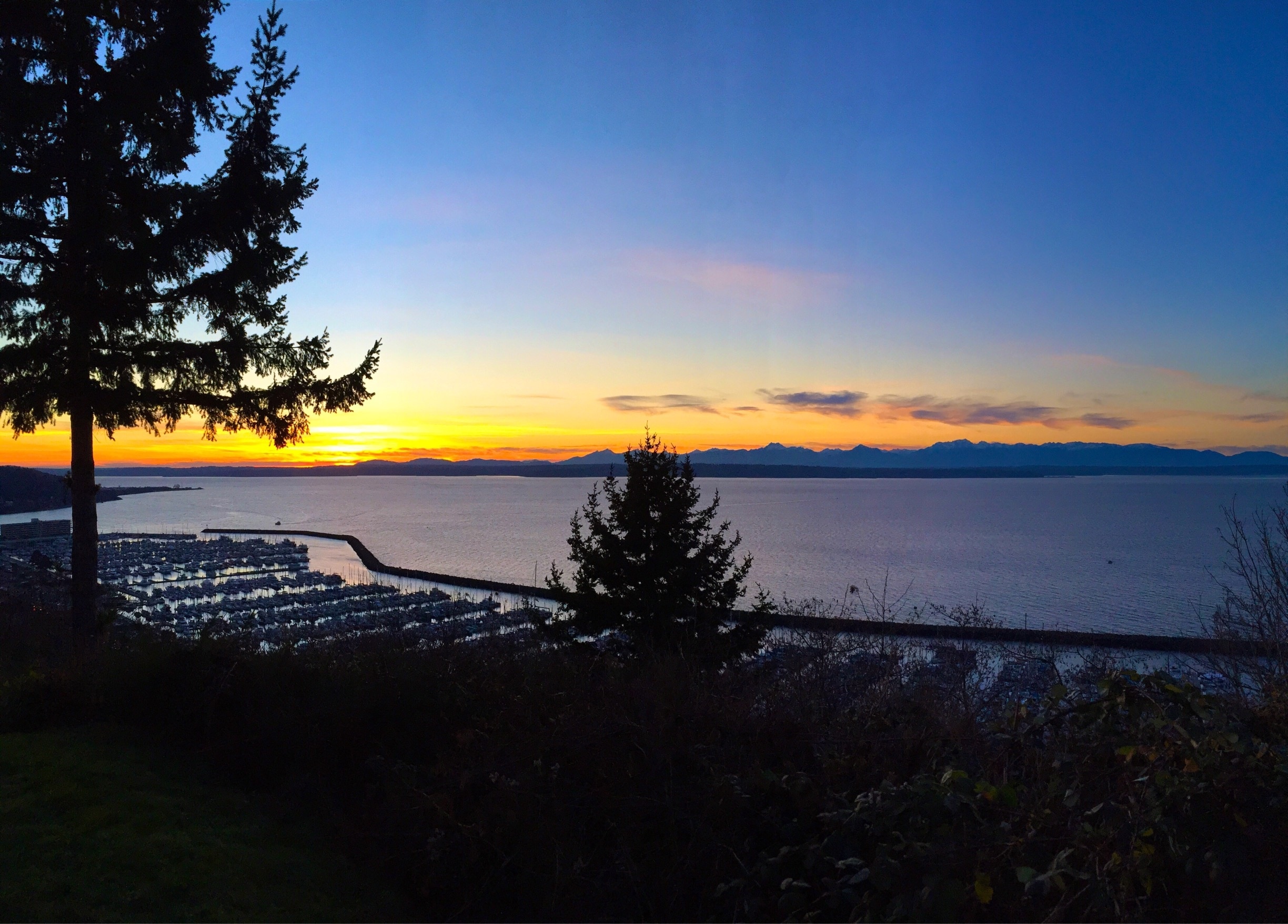 The sun sets over Shilshole Bay and the Marina. Come to Sunset Hill Park for some of Seattle's most picturesque sunsets over the water and mountains.

#lifeatexpedia